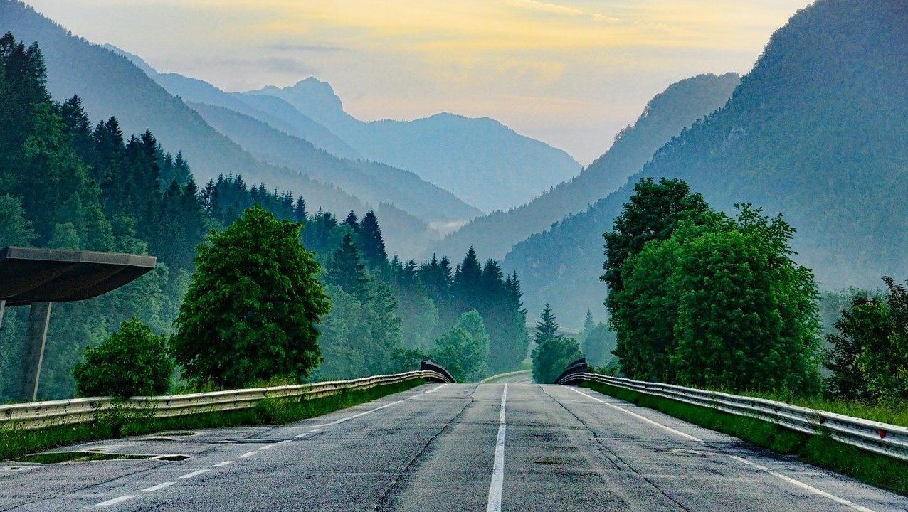 route-de-montagne-foret-coucher-de-soleil